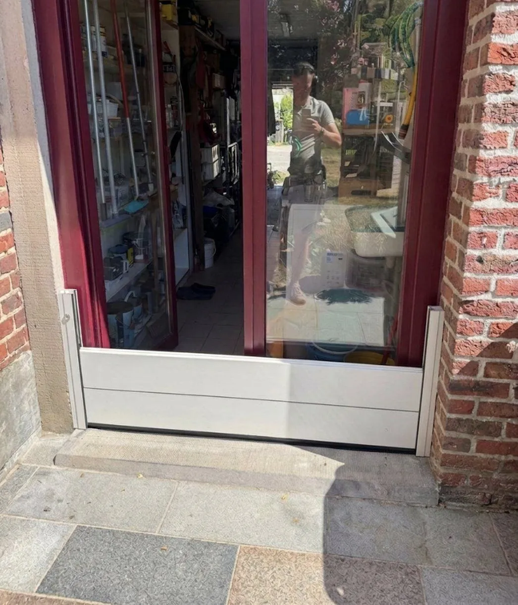Batardeau posé devant une ouverture