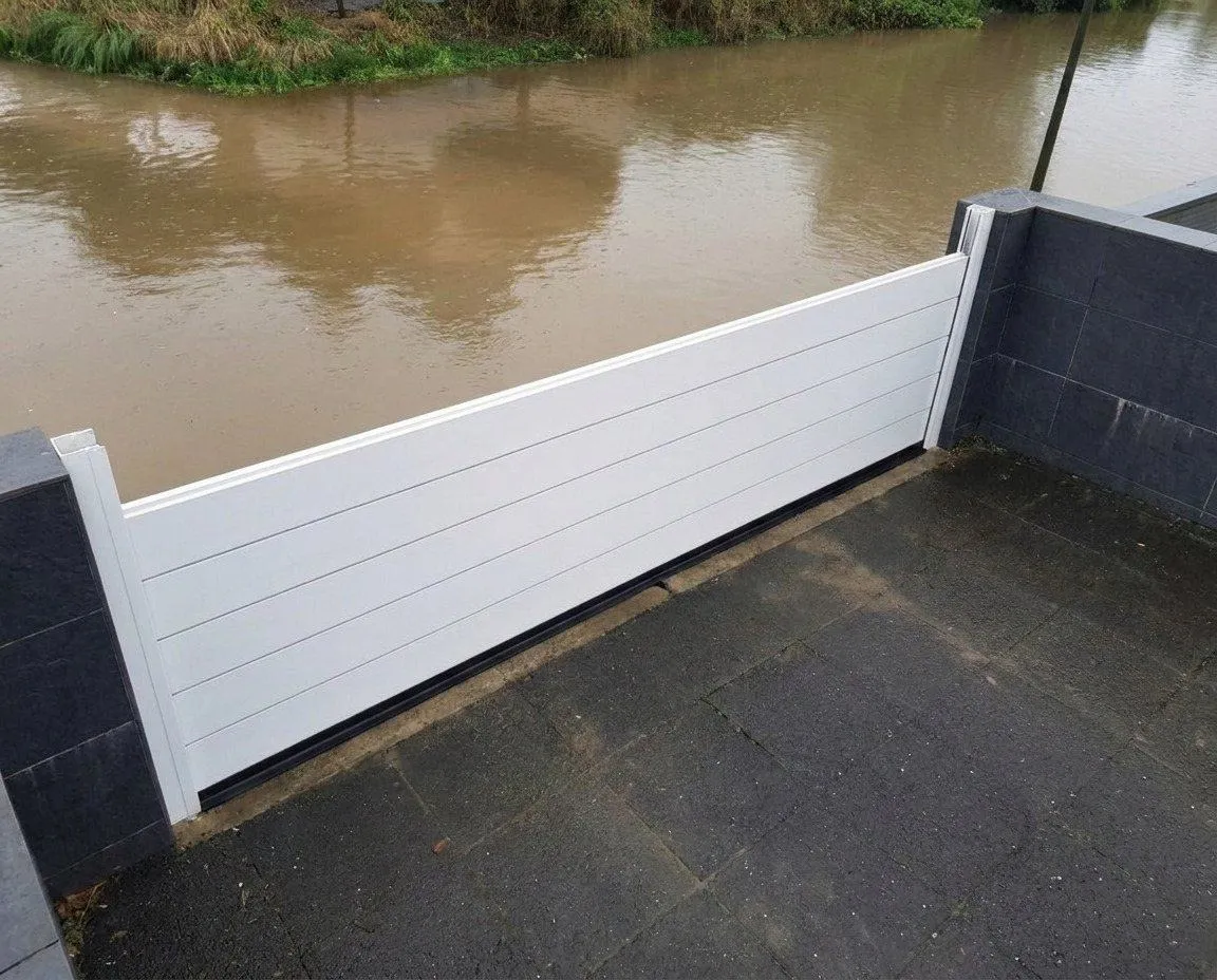 Batardeau en aluminium qui retient une rivière en crue
