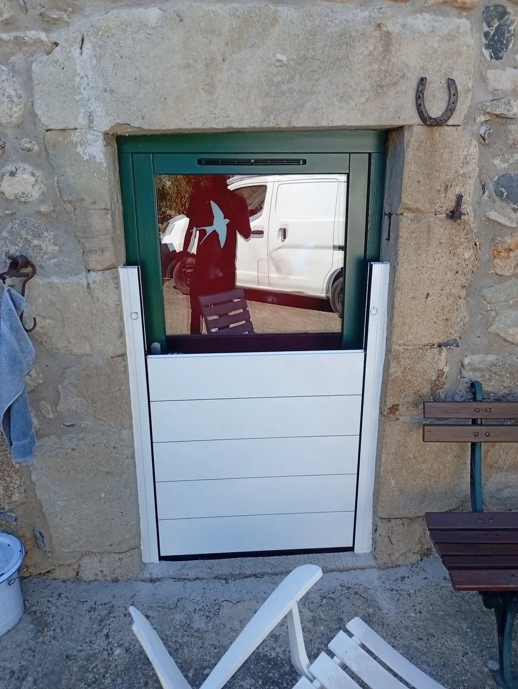 Lames empilées devant une porte vitrée en pierre